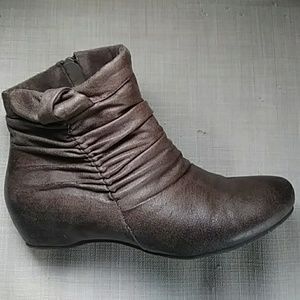 Bare trap ankle boots